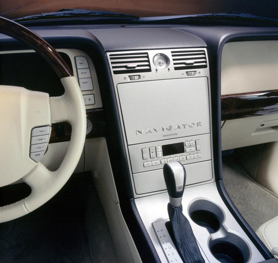  Lincoln Navigator 2003 года  (фото 24 из 59)